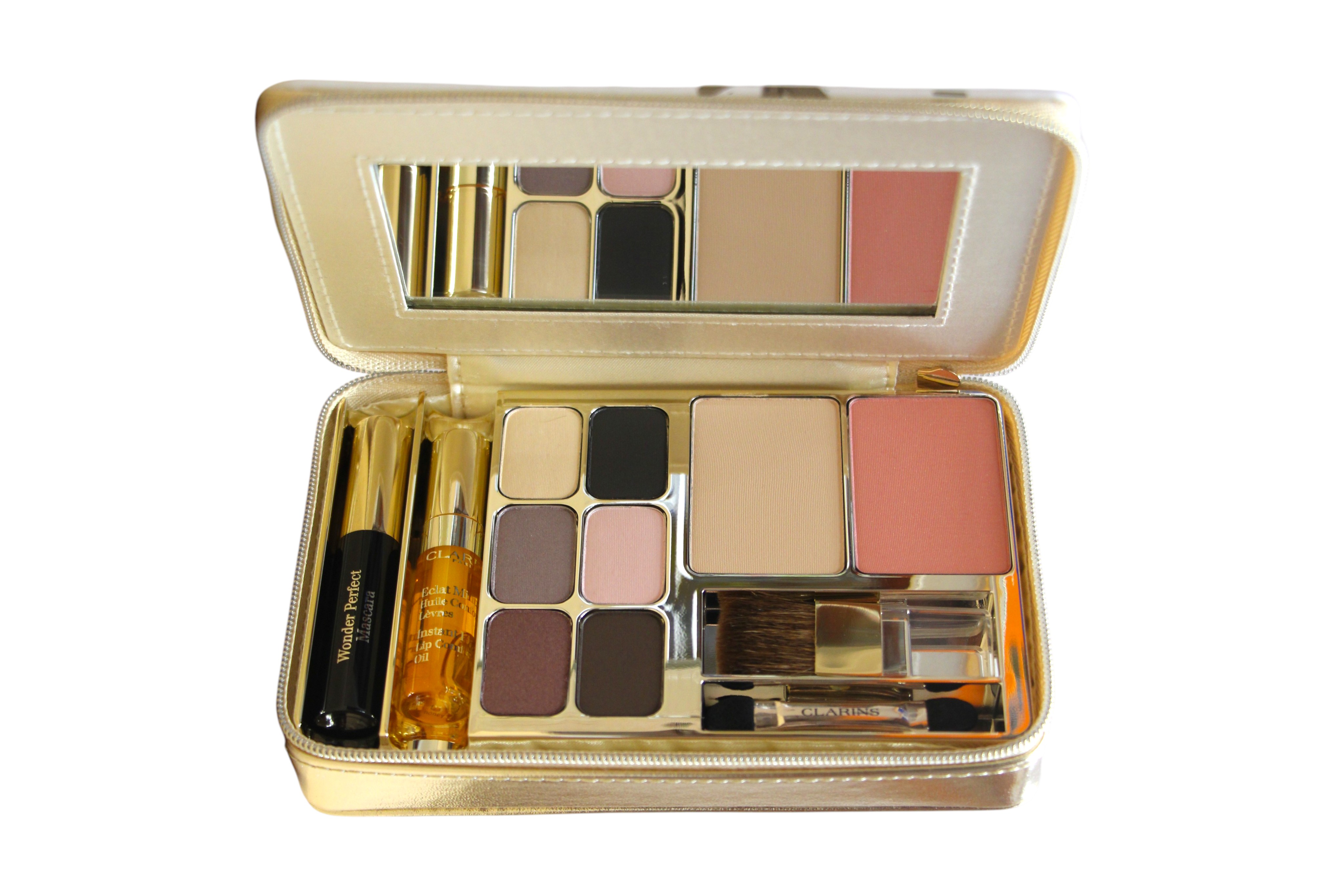 Setul Clarins: 
Clarins, Multi-use, Palette de față, 8 nuanțe, 18 g + Wonder Volume, Mascara volumizantă, Negru, 3 ml * Miniatură + Lip Comfort, Glossy, Ulei pentru buze, 2.8 ml *Miniatură + Clarins, Pachetul de textil GWP